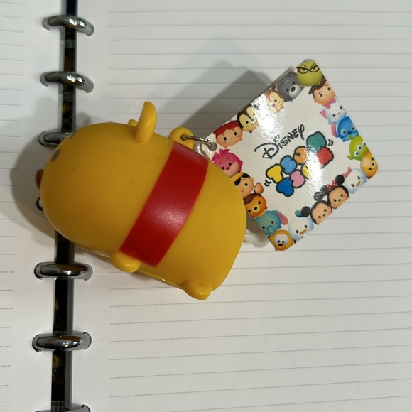 Disney Tsum Tsum - Winnie the Pooh Squeezable Scent Keychain NWT Collectible - Picture 4 of 13